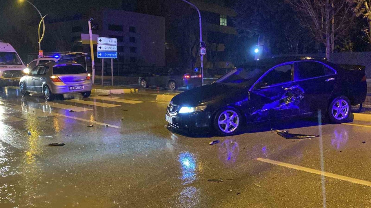 Çorum’da iki otomobil çarpıştı: Anne ve oğlu yaralandı