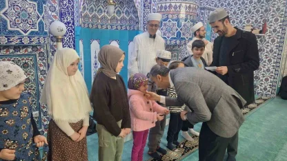 Çorum’da Ramazan’ın ilk teravih namazında çocuklar camide buluştu