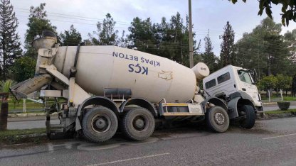 Çukura düşen beton mikseri devrilmeye ramak kala durdu