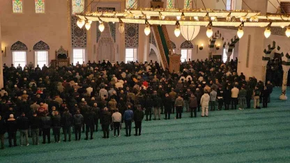 Cumhurbaşkanı Erdoğan’ın açtığı Uzun Mehmet Camii’nde Ramazan ayının ilk cuma namazı kılındı