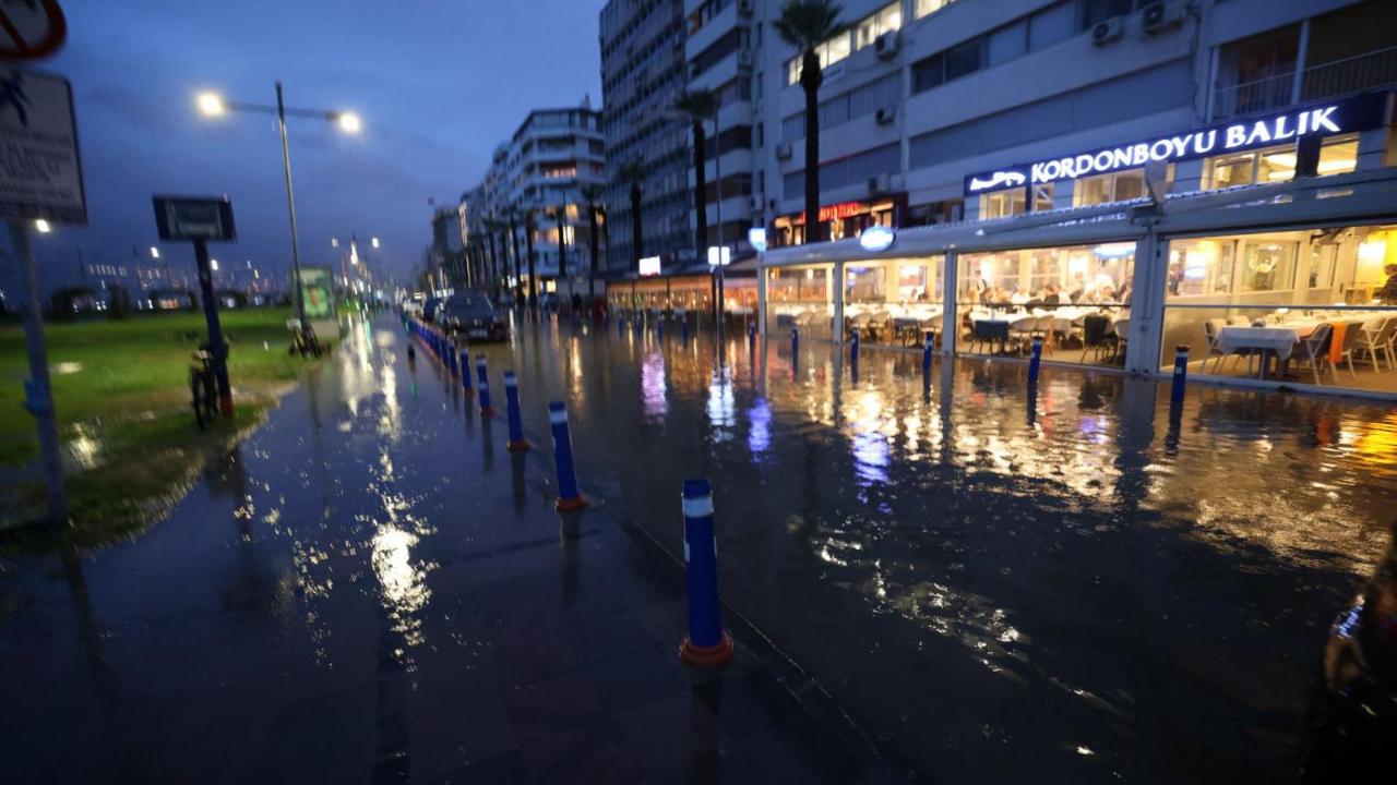 Deniz seviyesi 85 santimetreye yükseldi, Büyükşehir ekipleri sahada