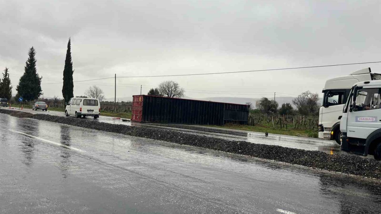 Denizli’de kayganlaşan yolda tırın dorsesi yola savruldu