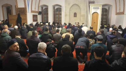 Depremin ardından Habibi Necar Camii’nde ilk teravihi kılındı