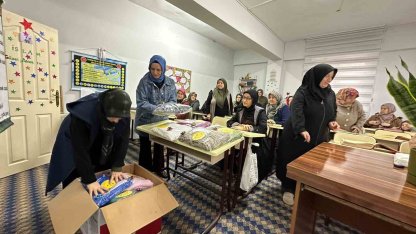 Depremzede çocuklara atkı ve bere ördüler