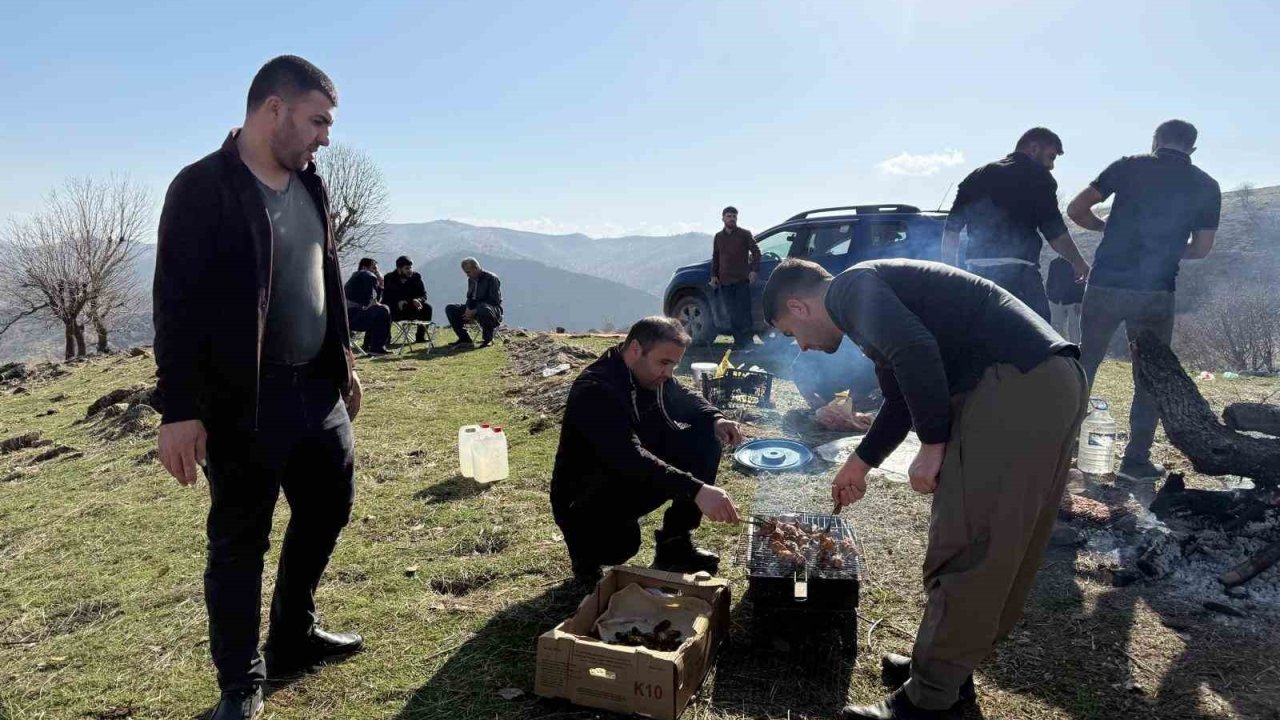 Derecik’te sıcak havayı gören vatandaşlar piknik alanlarına akın etti