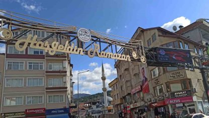 Devrek’te Ramazan ayının süslemelerinden olan mahyalar yandı