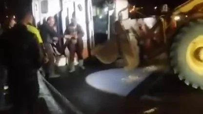 Diyarbakır’da buğday yüklü tır devrildi, yol saatlerce kapalı kaldı