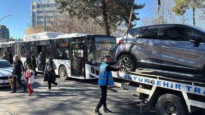 Diyarbakır’da durak önlerine park eden araçlar çekildi
