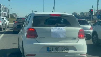 Diyarbakır’da kadın sürücü ’yeni sürücüyüm, sabır imandandır’ yazısıyla trafiğe çıktı
