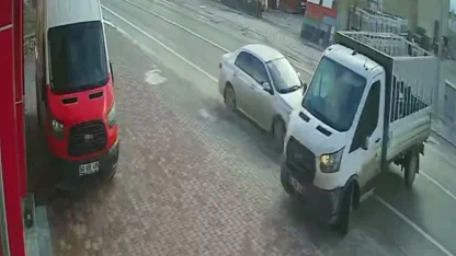 Dönüş yapmak isteyen kamyonete otomobil çarptı: 1 yaralı