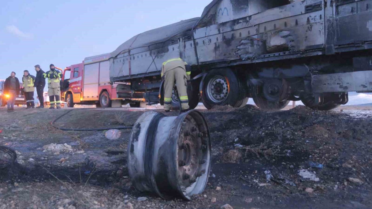 Dorsede çıkan yangın tırı sarmadan söndürüldü
