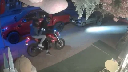 Dükkanın önündeki oyuncak ayıyı çaldılar