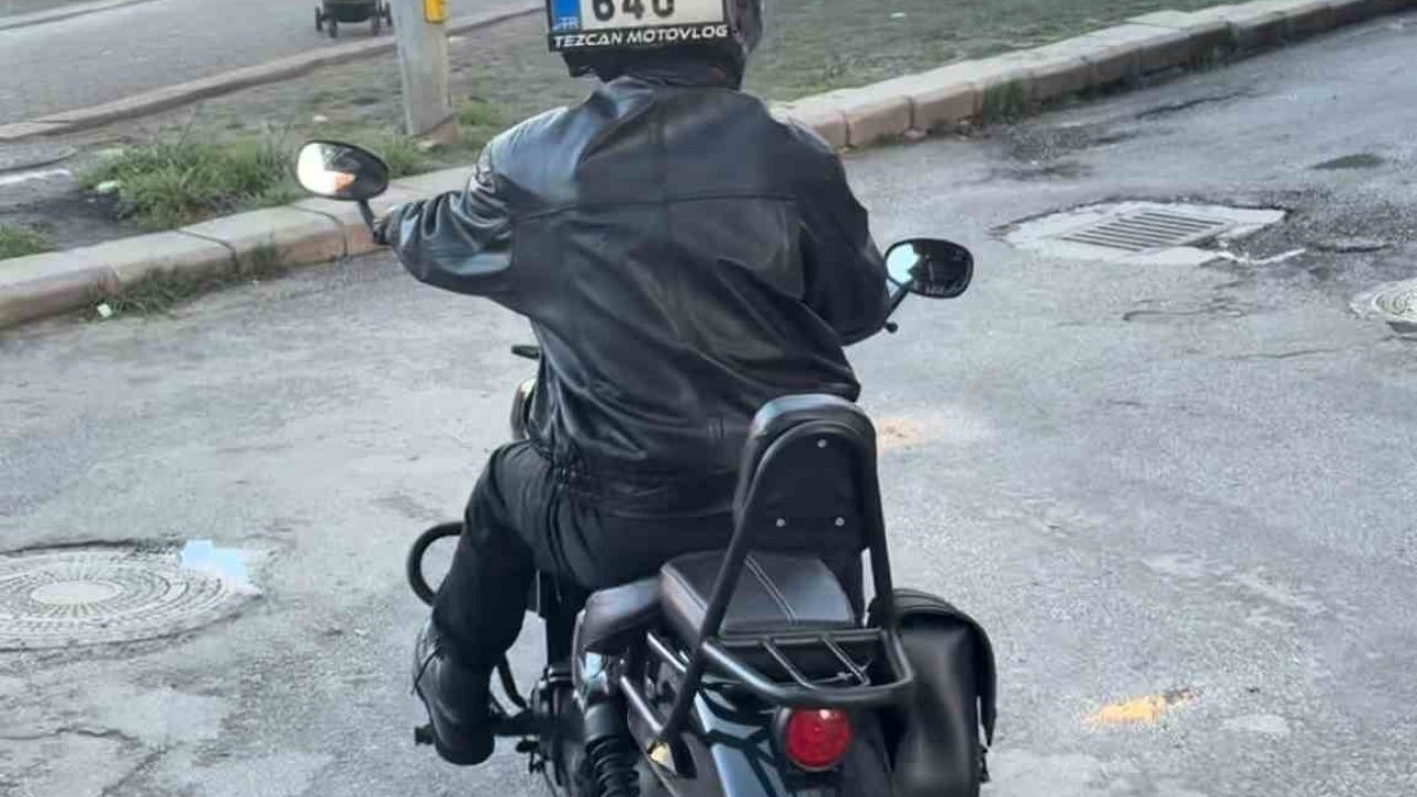 Düşen plakasını kaskına bantlayıp yoluna devam ettim