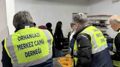 Düzce’de cami cemaati öğrencilere iftar veriyor