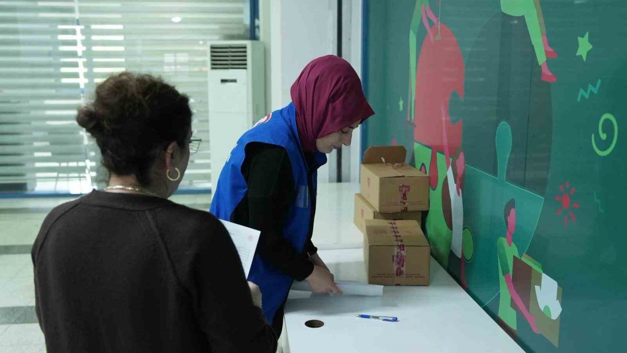 Düzce’de çölyak hastalarına özel koli dağıtıldı