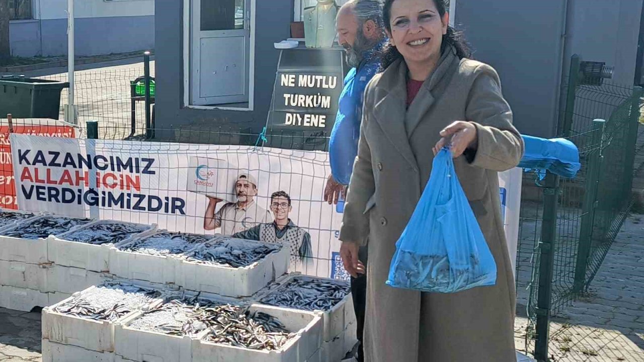 Edirne’de 350 kilogram hamsi dağıtıldı