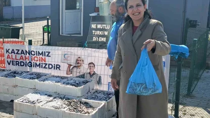 Edirne’de 350 kilogram hamsi dağıtıldı
