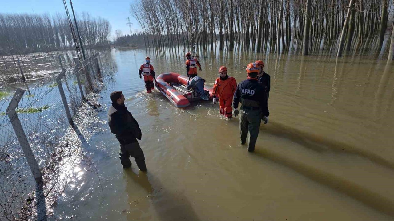 Edirne’de koyunlar botlarla kurtarıldı