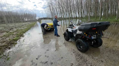 Edirne’de taşkın suları bedava yıkamaya dönüştü: Taşkını fırsata çevirdiler