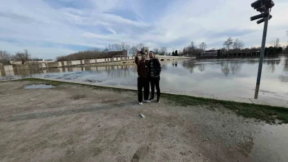 Edirneliler taşkın riski bulunan nehir kenarına akın etti