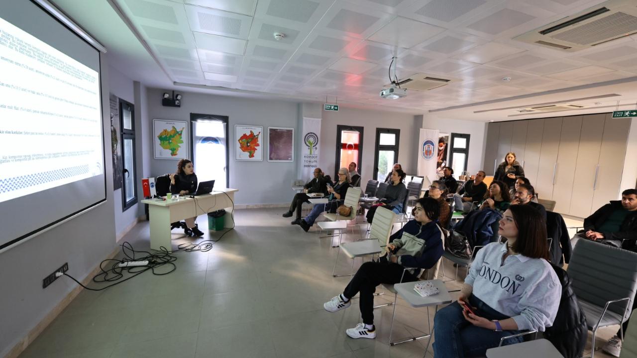 Efes Selçuk'ta mantar yetiştiriciliği eğitimi düzenlendi