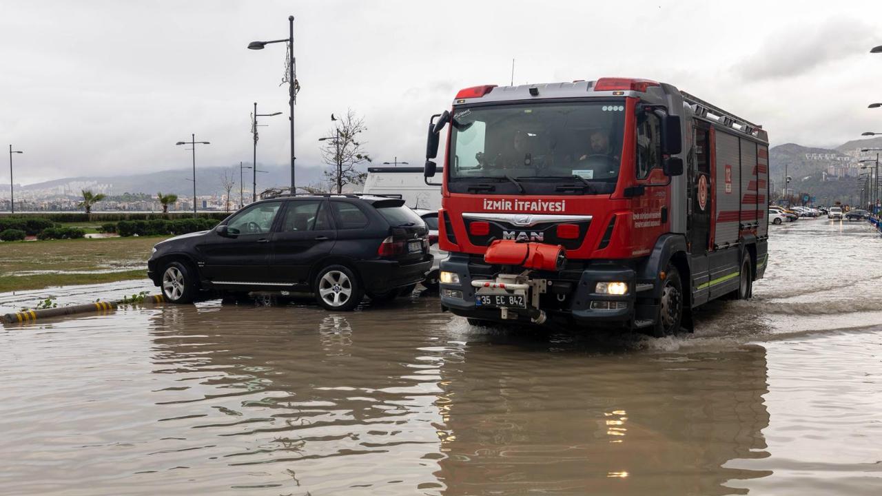 Ege kıyılarında basınç 991 mb’a düştü, deniz 85 santimetre yükseldi