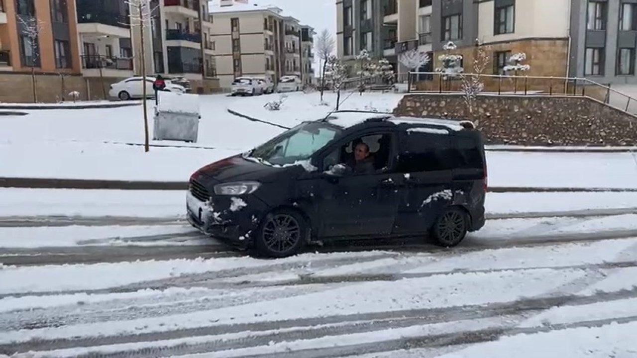 Elazığ’da kar yağışından dolayı araçlar yolda kaldı