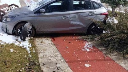Elazığ’da otomobil kaldırıma çıktı: 1 yaralı