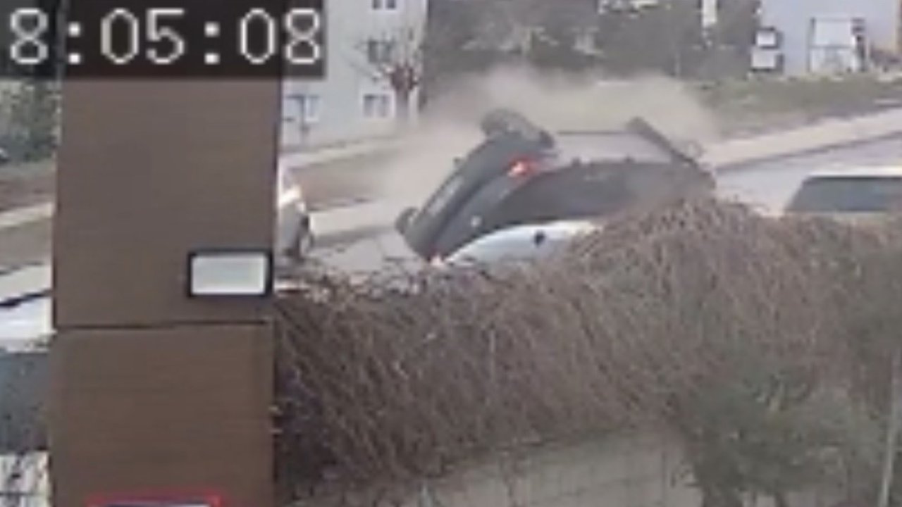Elazığ’da otomobilin ters döndüğü kazanın görüntüleri ortaya çıktı