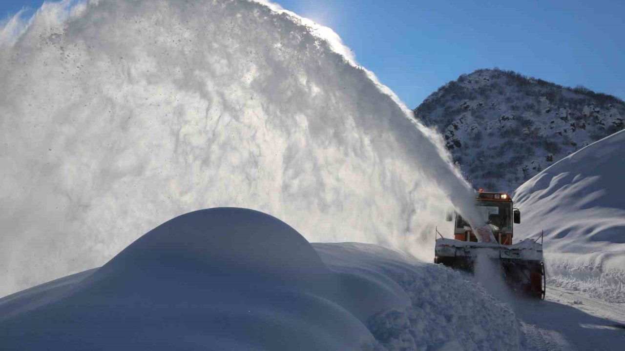 Erzincan’da karla mücadele çalışmaları sürüyor