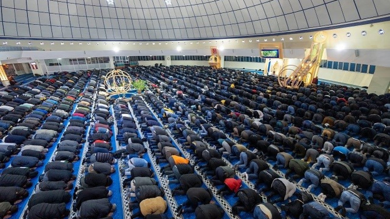 Erzincan’da Ramazan’ın ilk teravihinde camiler doldu