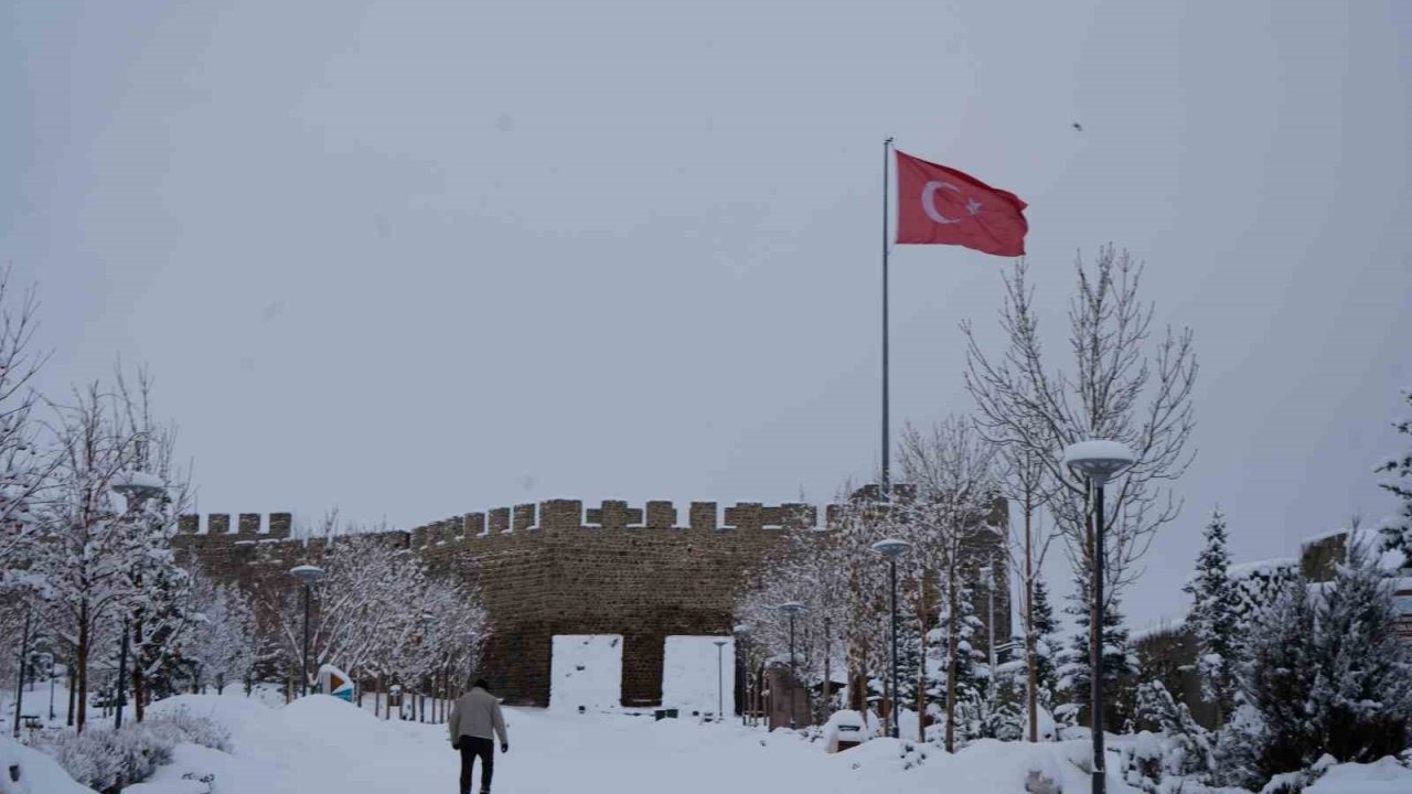 Erzurum yine beyaza büründü: 775 köy yolu ulaşıma kapandı