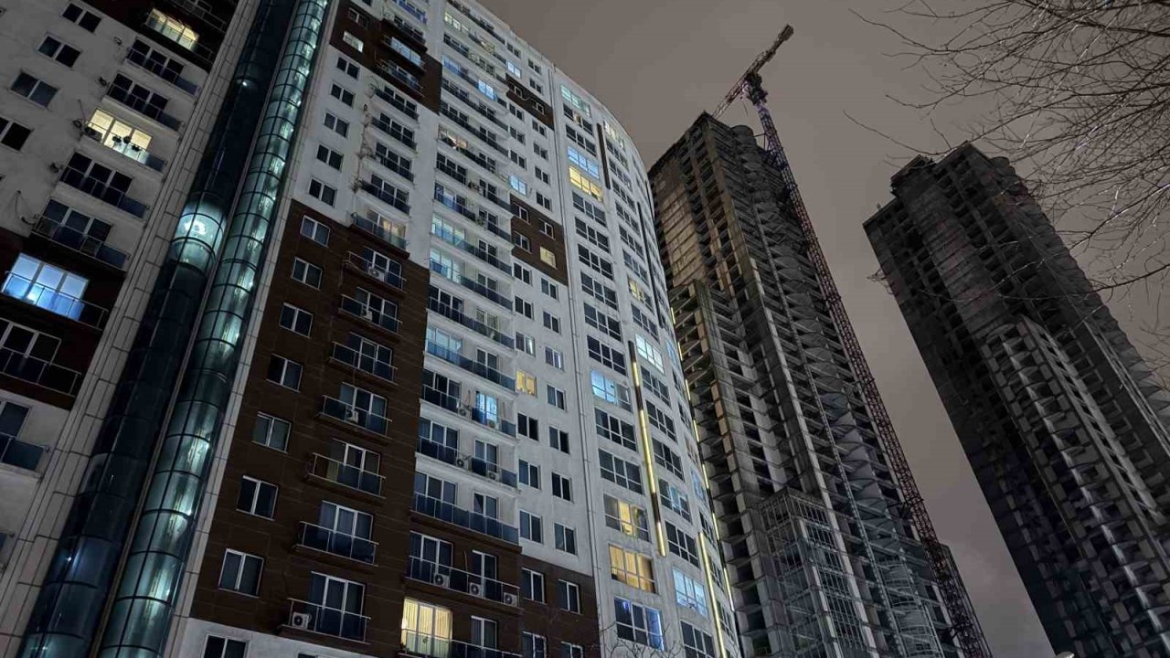 Esenyurt’ta bir sitede 2 kişi silahla vurulmuş halde ölü bulundu