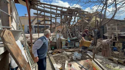 Eskişehir’de ilginç kaza; belediye ekipleri yaşlı çiftin evini adeta başına yıktı
