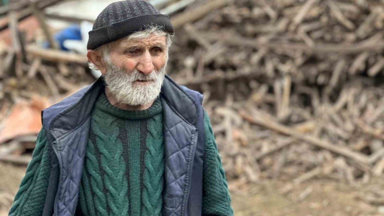 Evinden kamyonlar dolusu çöp çıkarılan 76 yaşındaki adam, çatıdan düşerek hayatını kaybetti