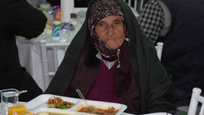 Evlerde yemek pişmiyor, köy halkı ortak sofrada iftar yapıyor
