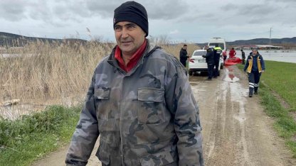 Ezine’de Menderes Çayı taştı, kışlada hayvanlarıyla mahsur kalan adam kurtarıldı