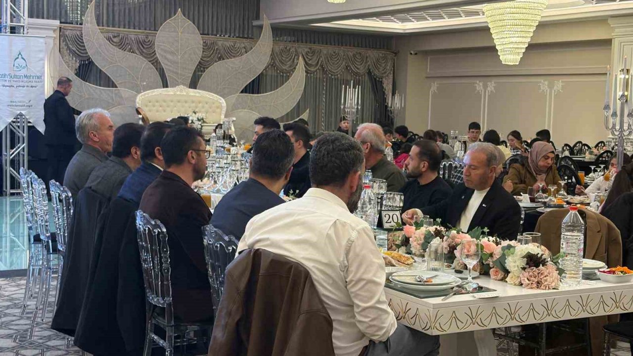 Fatih Sultan Mehmet Eğitim ve Yardımlaşma Vakfı iftarda buluştu