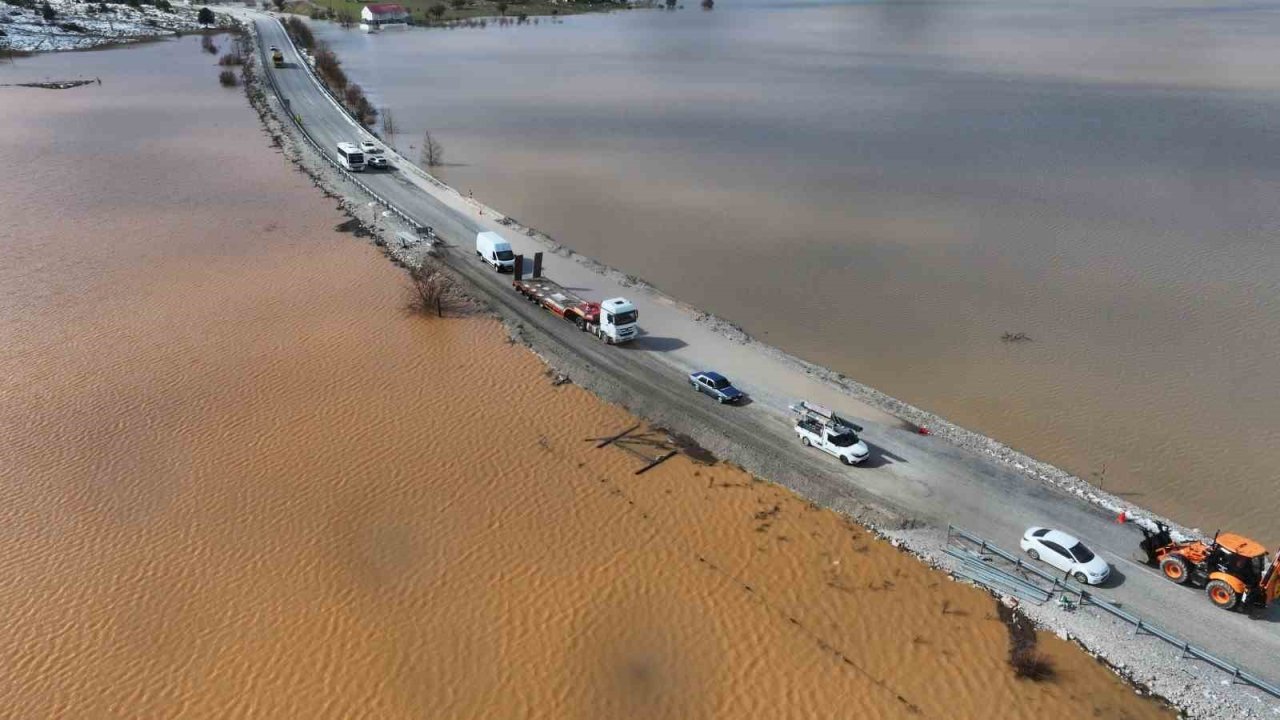Fethiye - Antalya kara yolunda su baskını: "Ulaşım kontrollü sağlanıyor"