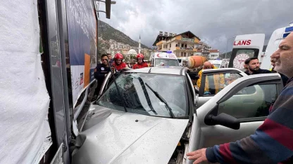 Fethiye’de Duvara Çarpan Otomobildeki 1 Kişi Hayatını Kaybetti, 2 Kişi Yaralandı