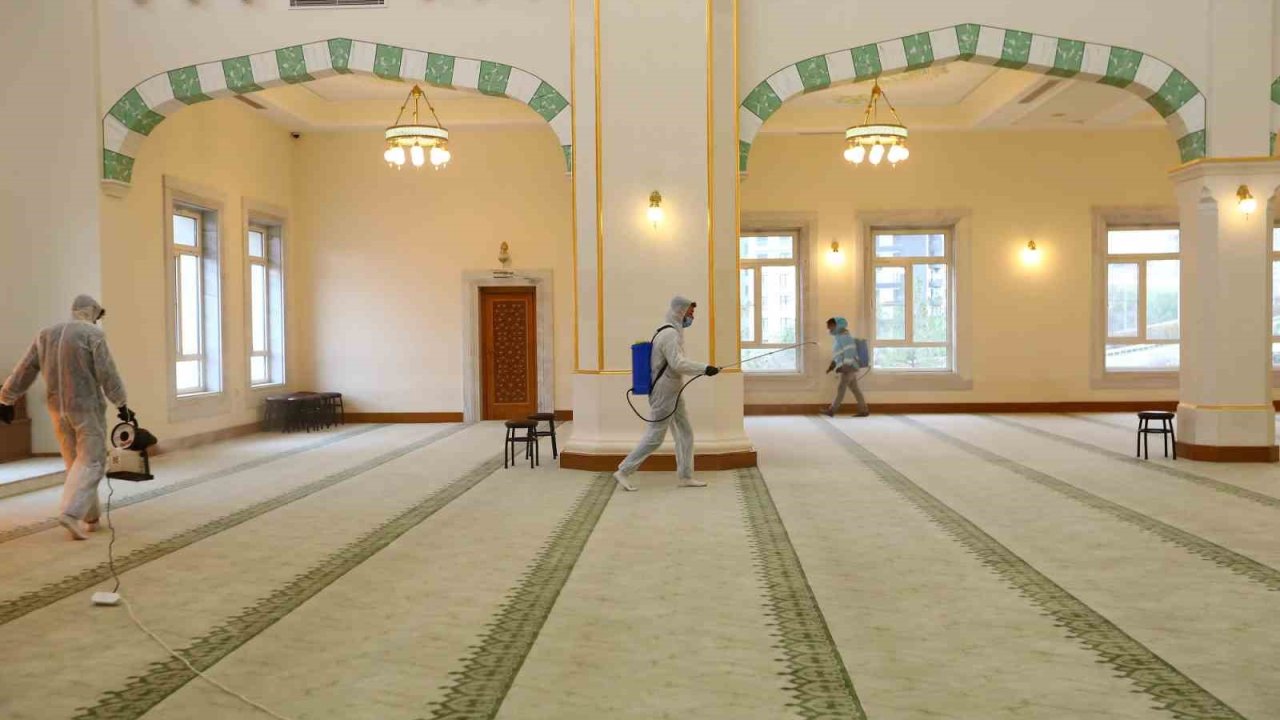 Gaziantep Büyükşehir, ilk teravih öncesi camileri gül suyu ile yıkıyor