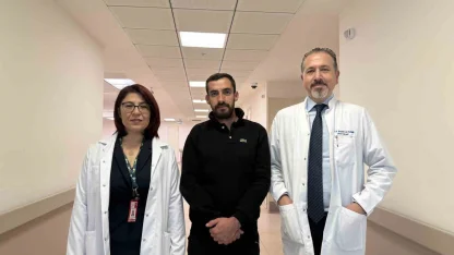 Geçmeyen öksürüğü için gitti, nadir hastalığını öğrendi, 4 ameliyat oldu