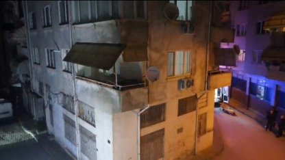 Gemlik’te hasarlı apartman tahliye edildi, sokak trafiğe kapatıldı