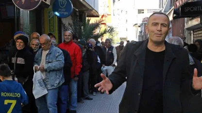 Gizli hayırseverin ücretsiz pide kuyruğu