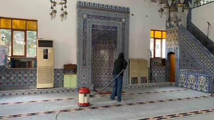 Gönüllü öğrencilerden camiyi temizledi