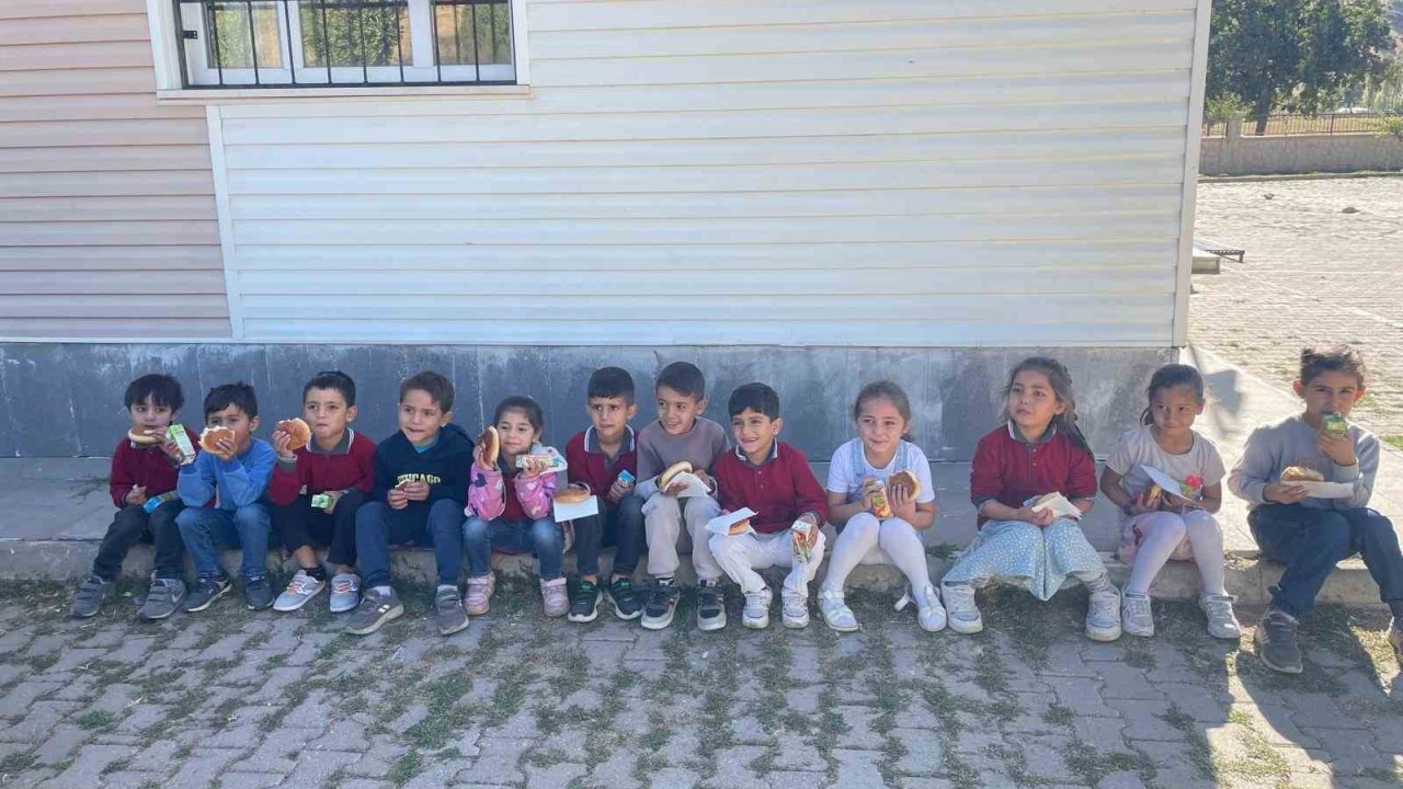 Güroymak’ta öğrencilere simit ve poğaça dağıtıldı