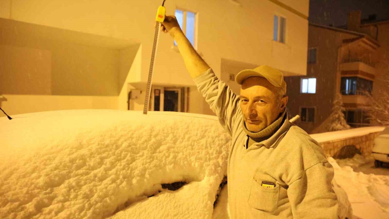 Güzelyurt beyaza bürüdü: Kar kalınlığı 14 santimetreye ulaştı
