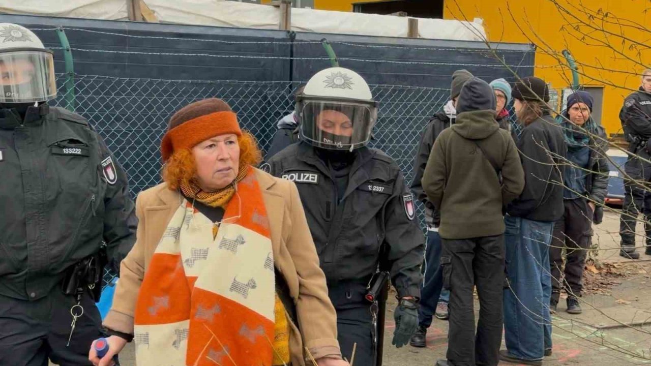 Hamburg’da ağaç kesimine karşı nöbet tutan eylemcilere polis müdahalesi