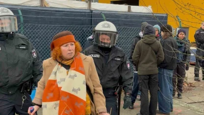 Hamburg’da ağaç kesimine karşı nöbet tutan eylemcilere polis müdahalesi