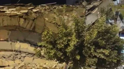 Hatay’da hasarlı bina yıkım esnasında çöktü